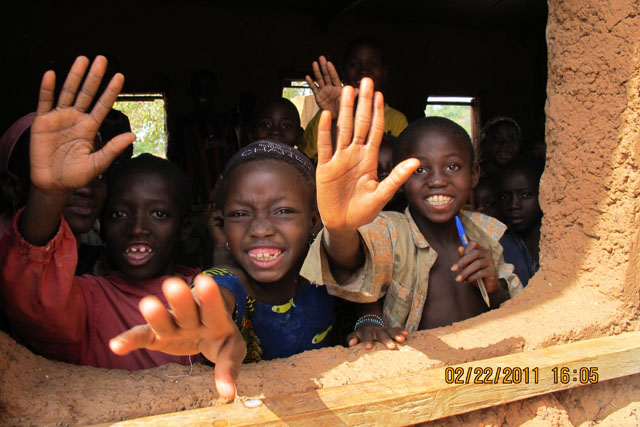 More children saying hi 